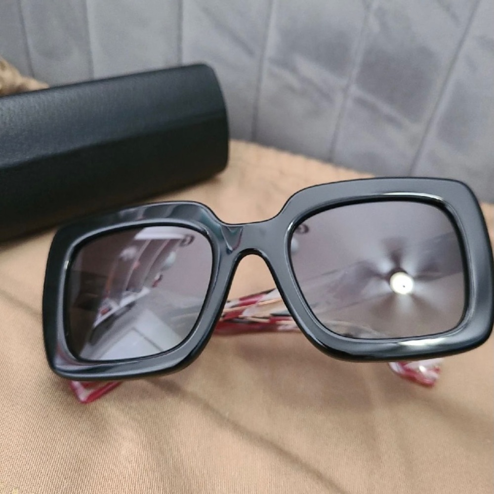 Authentic Burberry polarized sunglasses. - Picture 2 of 10